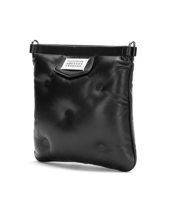 年推出了其同名品牌,并在 2015 年 1 月正式更名为 maison margiela