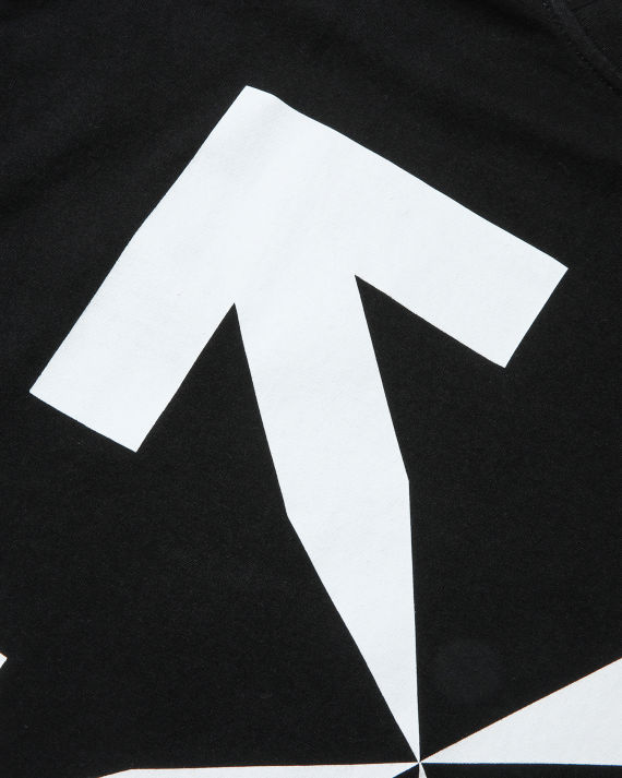 商品详情· 油画印花颇具街头艺术感· 箭头标志彰显品牌辨识度